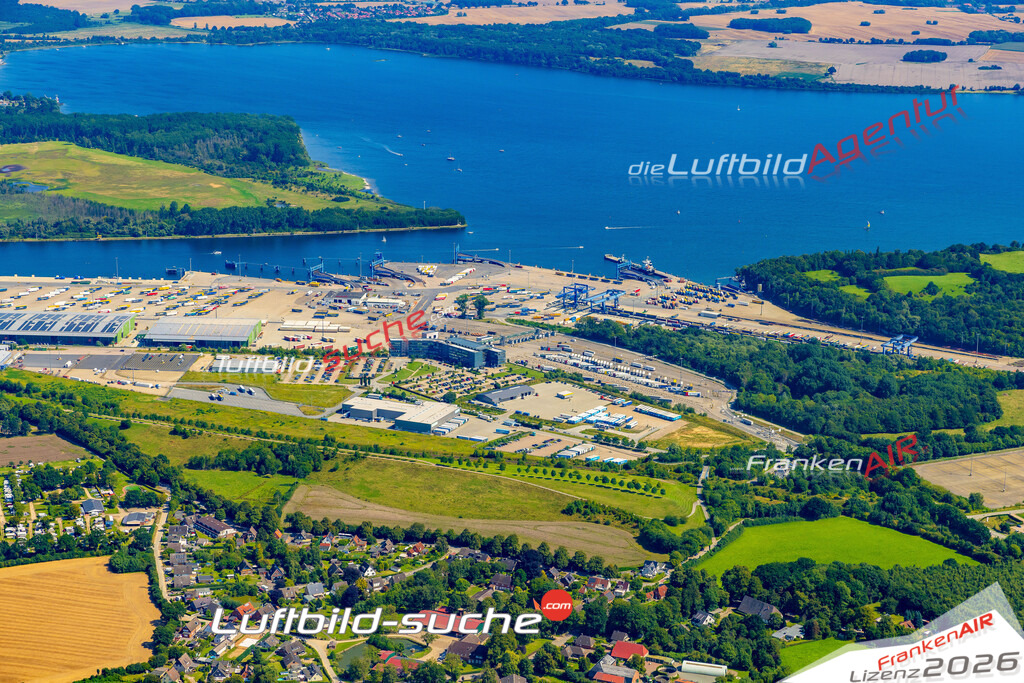 Schrägluftbild  Ivendorf Gewerbegebiet  Lübeck - Das Luftbild wurde 2025 vom UL-Flugzeug heraus erstellt (ohne Drohne- keine Drohnenaufnahme ) - Hochauflösende Luftaufnahme -Nicht vergleichbar mit Google Maps oder Satelittenbilder- Die Geschenkidee !Mit Lizenz und Bildrechte bestellbar