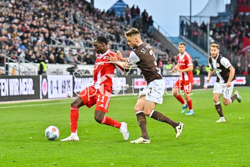 FC St. Pauli - FC Bayern München | ST. PAULI, DEUTSCHLAND - 11. APRIL: im Duell Nicolas JACKSON (FC Bayern Munich 11) und Karol METS (FC St. Pauli 3) während dem Bundesligamatch zwischen dem FC St. Pauli und dem FC Bayern München am 29. Spieltag im Millerntor Stadion / DFL REGULATIONS PROHIBIT ANY USE OF PHOTOGRAPHS AS IMAGE SEQUENCES AND/OR QUASI-VIDEO