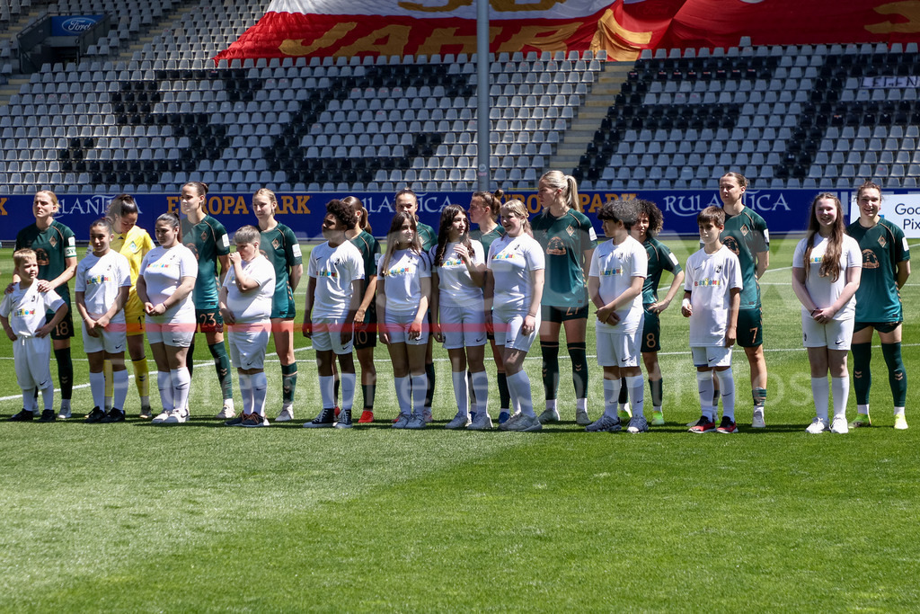 Fussball, Google Pixel Frauen-Bundesliga, SC Freiburg - SV Werder Bremen | Spielerinnen des SV Werder Bremen nach dem Einlaufen, DIE DFB-RICHTLINIEN UNTERSAGEN JEGLICHE NUTZUNG VON FOTOS ALS SEQUENZBILDER UND/ODER VIDEOÄHNLICHE FOTOSTRECKEN. DFB REGULATIONS PROHIBIT ANY USE OF PHOTOGRAPHS AS IMAGE SEQUENCES AND/OR QUASI-VIDEO.