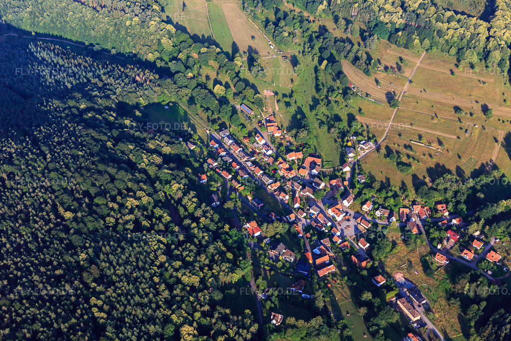 Luftbild: Dorfübersicht aus Osten in Nothweiler im Bundesland Rheinland-Pfalz in Deutschland. Foto: IMG_120934.jpg vom 26.06.2020 durch Werner Riehm/FLY-FOTO.de