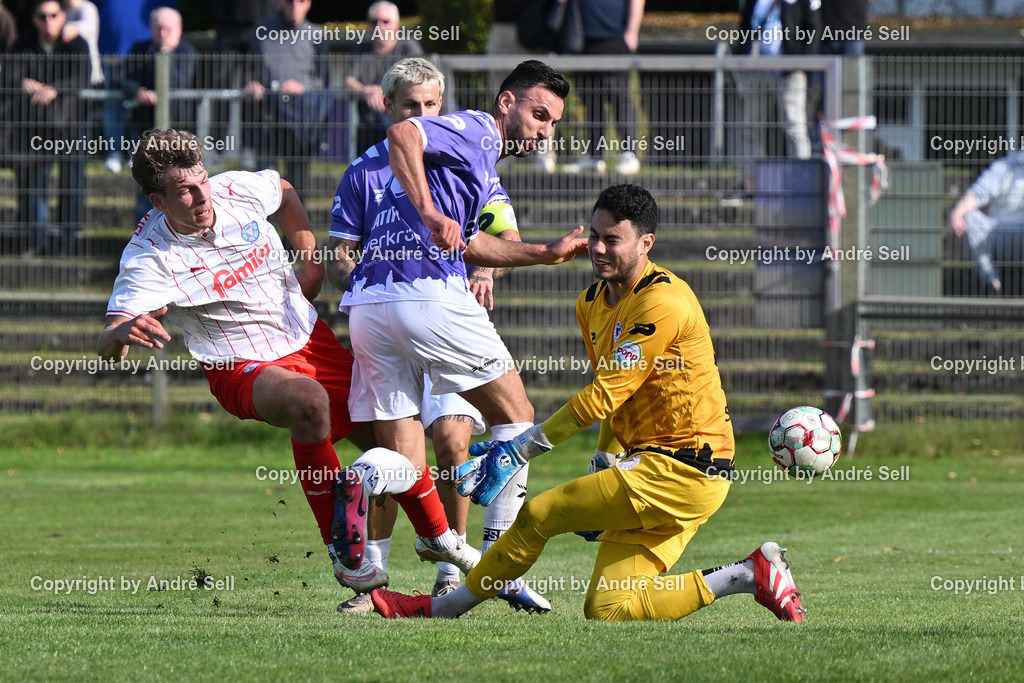 VfR Neumünster vs Holstein Kiel II | Geart Latifi (VfR #33) &amp; José Aguirre Dardon (VfR #27) vs Kian Tack (Holstein #23) / Fußball-Oberliga Männer 2026/2027 / VfR Neumünster vs Holstein Kiel II / Grümmi-Arena / Neumünster / 27.09.26 - Realisiert mit Pictrs.com