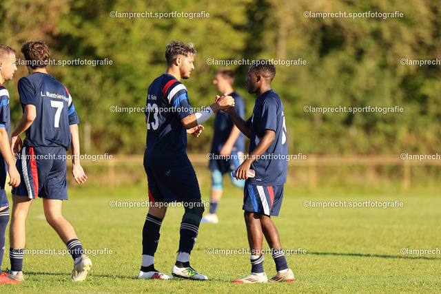 Fußball I Herren I Saison 2025-2026 I Kreisklasse A Süd-Ost I 6. Spieltag I SG Scharbeutz-Pönitz - VfL Bad Schwartau I 13.09.2025.113 | v.l. Tibor Poczo (23, SG Scharbeutz/Pönitz), Calisto Muskwe (39, SG Scharbeutz/Pönitz) - Realisiert mit Pictrs.com