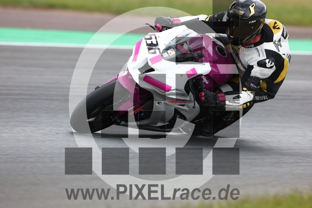 0636-20250524_04166 | Schöne Erinnerungen an spannende Momente - das festzuhalten ist unser Job. PIXELrace.de ist seit 2003 auf den Rennstrecken Europas unterwegs um die Action draußen beim Fahren und die wunderbare Stimmung imm Fahrerlager für euch einzufangen.