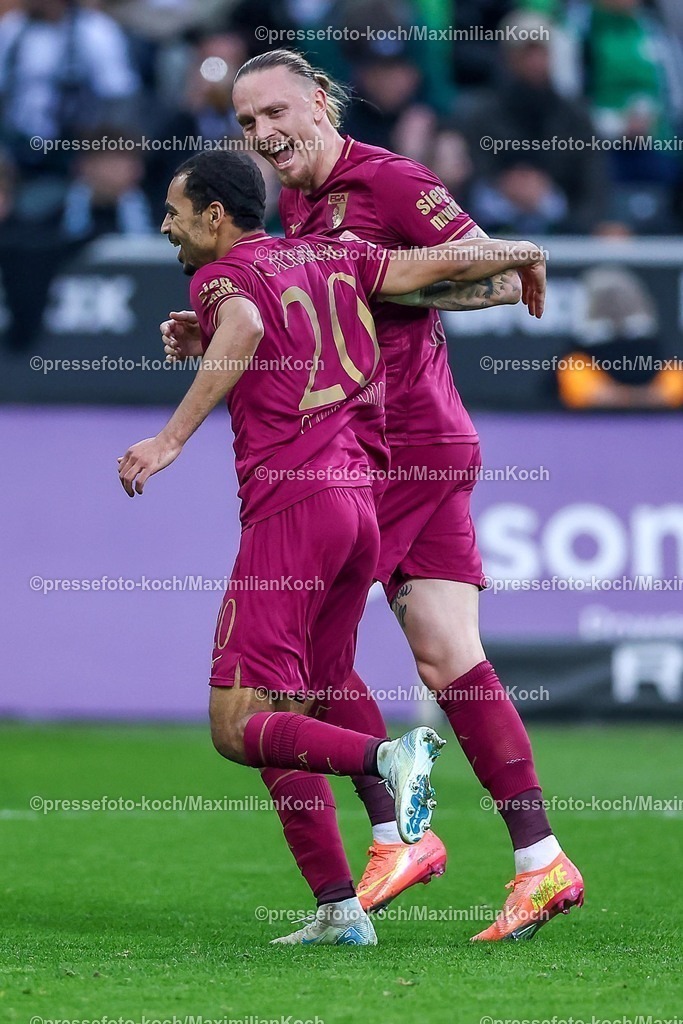 BMG21022501077 | 22.02.2025, Fußball, Borussia Mönchengladbach - FC Augsburg, 1. Fußball Bundesliga, Borussia-Park, Saison 2024 2025: Torjubel zum 3:0 durch Alexis Claude-Maurice (FC Augsburg #20) zusammen mit Marius Wolf (FC Augsburg #11)DFB regulations prohibit any use of photographs as image sequences and or quasi-video.
