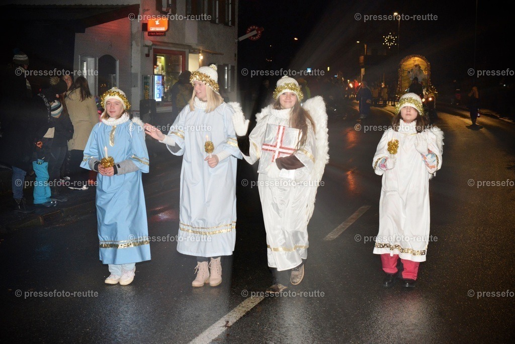 -news-2022-Dez05-Nikolo-Einzug-Lechaschau-WTV_6208 | Info aus dem Bezirk Reutte/Ausserfern Tirol sowie eine umfangreiche Bilddatenbank über die gesamte Region: Lechtal, Talkessel Reutte, Tannheimertal, Zwischentoren. Lech, Plansee, Zugspitze, Grenztunnel, B179, Fernpassstraße, Verkehr, Lawinen, Tradition, - Realisiert mit Pictrs.com