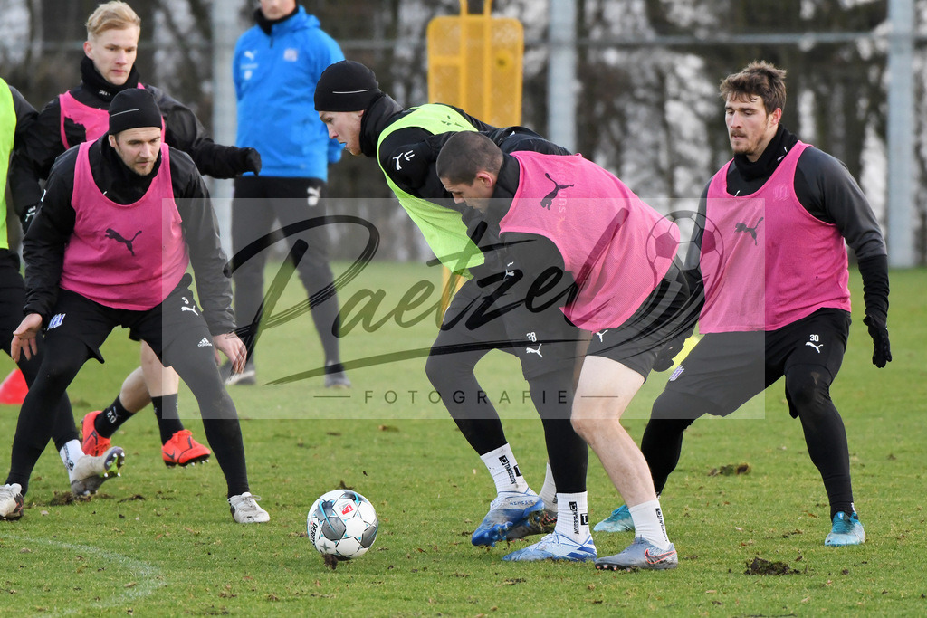 20200121_TRAOSN_0024 | Fußball, Herren: Kevin Friesenbichler (VfL Osnabrück) und Adam Susac (VfL Osnabrück) im Zweikampf beim Training des VfL Osnabrück am 21.01.2020 im Sportpark Illoshöhe in Osnabrück, Deutschland.(Foto von Nico Paetzel) - Realisiert mit Pictrs.com