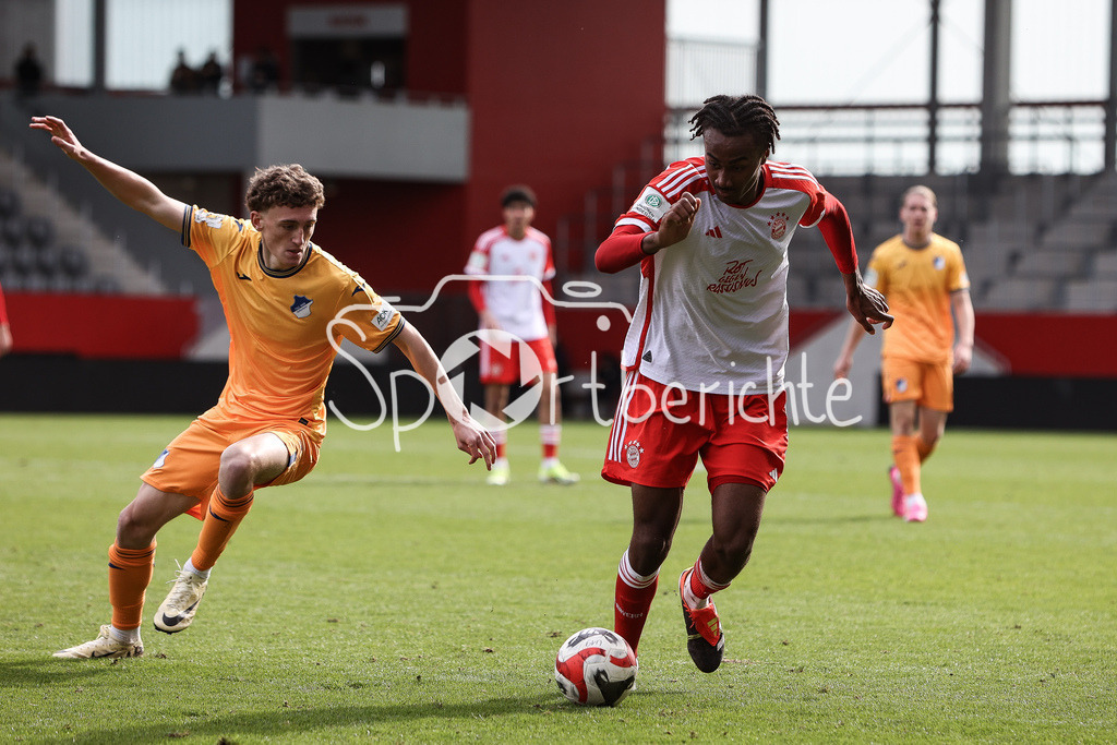 FC Bayern München U19 - TSG 1899 Hoffenheim U19 | im Duell Jonah KUSI-ASARE (FCB #9) mit David GIRMANN (TSG #14) / Zweikampf