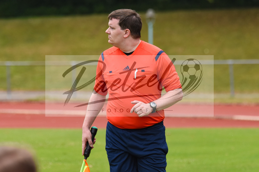20180728_OSNSVR_0020 | Fußball, A-Junioren: Schiedsrichter-Assistent Christopher Hartmann schaut beim Testspiel zwischen VfL Osnabrück vs. SV Rödinghausen am 28.07.2018 im Sportpark Illoshöhe in Osnabrück, Deutschland.(Foto von Nico Paetzel) - Realisiert mit Pictrs.com