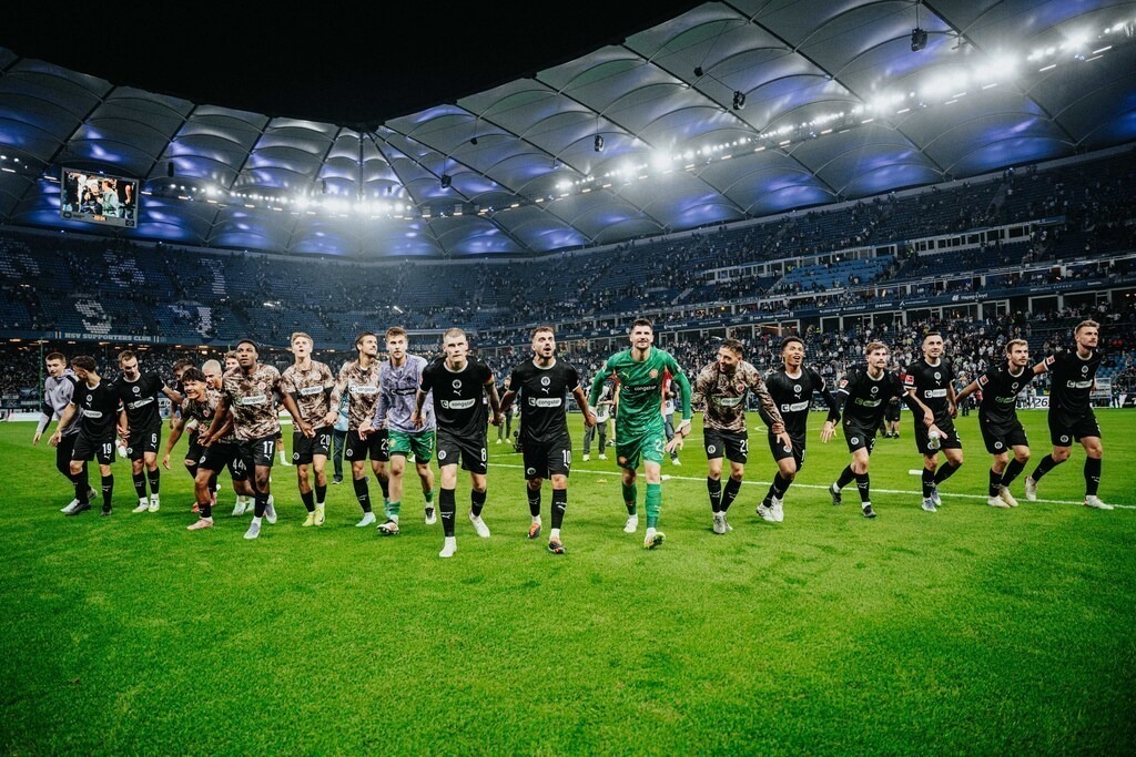 FCP09830 | Der offizielle Shop für FC St. Pauli Fotos. Wähle aus Spielszenen & Fanmomenten dein FCSP Wunschformat. Wir liefern Millerntor-Atmosphäre.