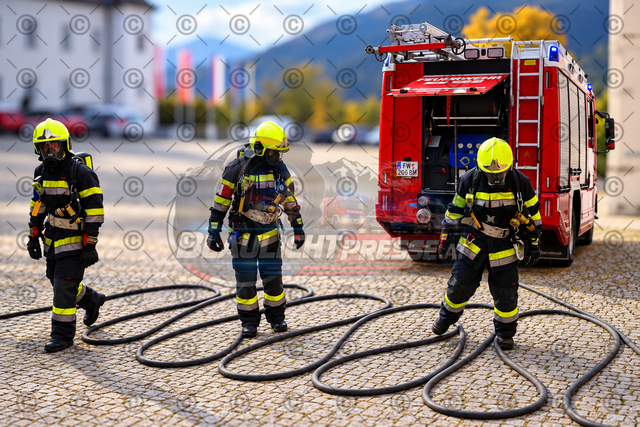 Atemschutzübung der Feuerwehr – Schlauchmanagement | Drei Feuerwehrmitglieder in vollständiger Atemschutzausrüstung trainieren den Umgang mit Feuerwehrschläuchen vor einem Einsatzfahrzeug. Die ausgerollten Schläuche liegen in mehreren Schlaufen auf dem Vorplatz. Durch den unscharfen Hintergrund stehen die Einsatzkräfte und das rote Feuerwehrfahrzeug besonders im Mittelpunkt.Drei Feuerwehrmitglieder mit Atemschutzgeräten und gelben Helmen üben das Schlauchmanagement vor einem roten Feuerwehrfahrzeug auf einem gepflasterten Vorplatz. Das Bild wurde bei einer Übung erstellt und danach mit KI optimiert. - Realisiert mit Pictrs.com
