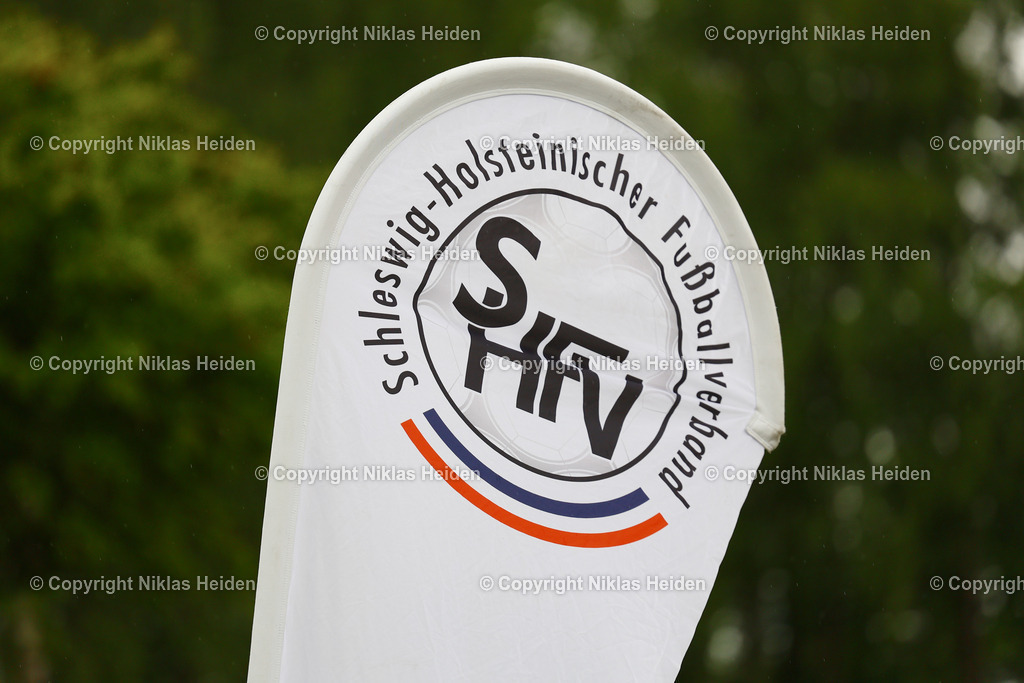 NH_JFVLübeckU19_HolsteinKielU19_SHFVLandespokal_29052025 | Aufsteller des Schleswig-Holsteinischen Fußball-Verbandes (HFV)Fußball I Junioren I SHFV-Landespokal (A-Junioren) I Saison 2024-2025 I Finale I JFV Lübeck U19 - Holstein Kiel U19 I 29.05.2025 I Uwe-Seeler-Fußball-Park