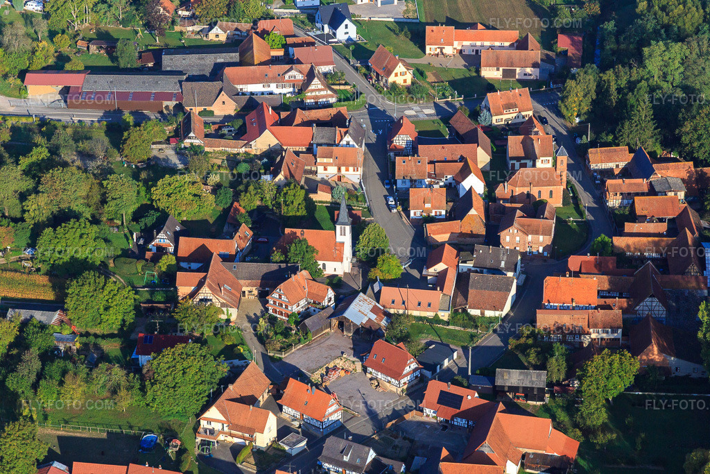 Aerial view: Protestant Church in Ingolsheim in the state Bas-Rhin, France. – Photo: IMG_139250.jpg taken on 10/01/2023 by Werner Riehm/FLY-FOTO.com – Resolution of the original: 5472 x 3648 px – Paroisses Protestantes du 
