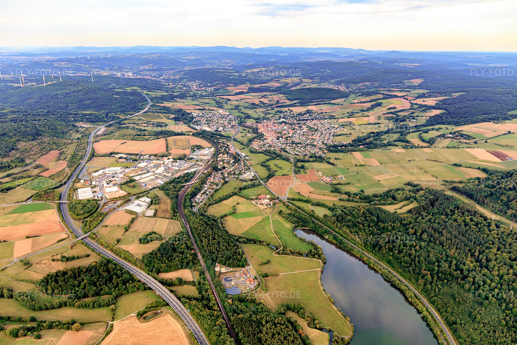 Luftbild: Verlauf der A66 vom Kinzigstausee nach Nordosten in Steinau an der Straße im Bundesland Hessen in Deutschland. – Foto: IMG_111069.jpg vom 08.09.2018 durch Werner Riehm/FLY-FOTO.de – Auflösung des Originals: 5472 x 3648 px