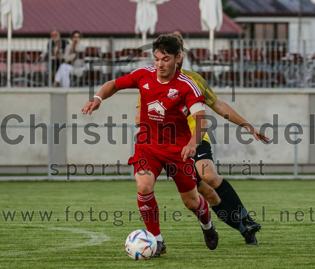 2023-09-07_004_FC_Finsing_gegen_FC_Moosinning_II | Finsing, Deutschland, 07.09.2023:
Fußball, Kreisliga 2023 / 2024, 8. Spieltag, FC Finsing gegen FC Moosinning II, Endergebnis: 3:0

Valentin Bachmeier (FC Finsing, #6), Stefan Erl (FC Moosinning, #18)

Foto: Christian Riedel / fotografie-riedel.net