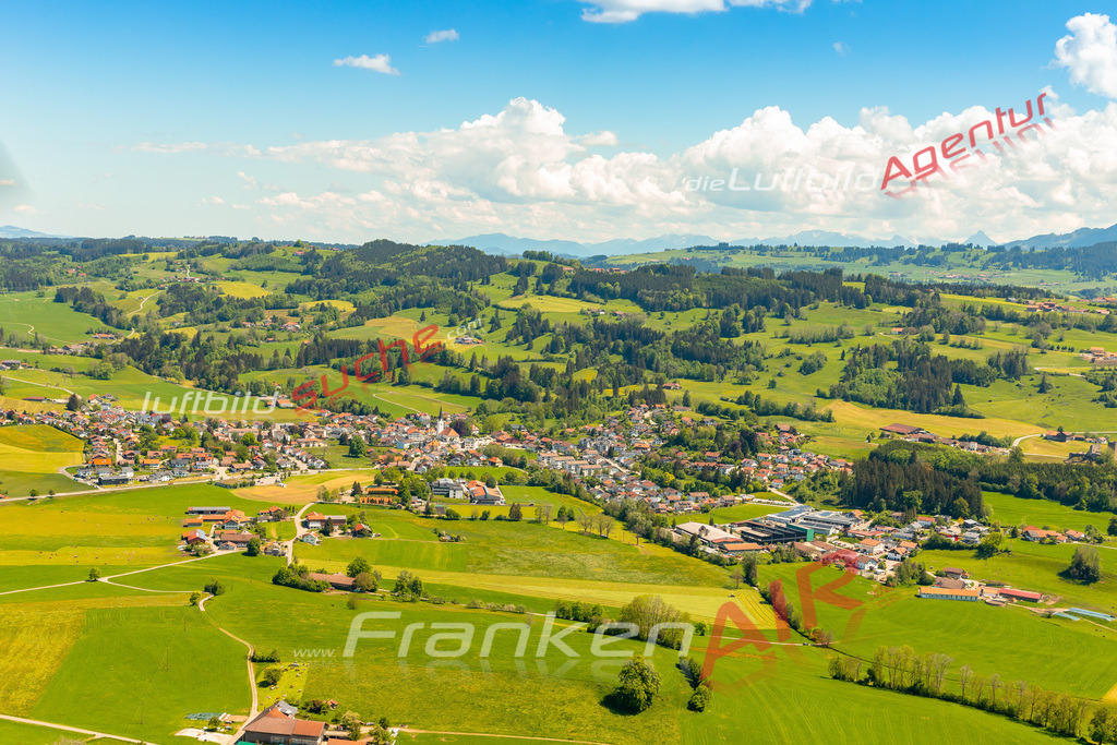 sulzberg-luftbild-821-jahr-2024 | Das Luftbild zeigt :  Sulzberg - Die Luftaufnahme wurde 2024 vom UL-Flugzeug aus erstellt ( keine Drohne ) - Hochauflösende Luftaufnahme - Für grossformatige Ausdrucke geeignet. Die Geschenkidee !Mit Lizenz und Bildrechte bestellbar