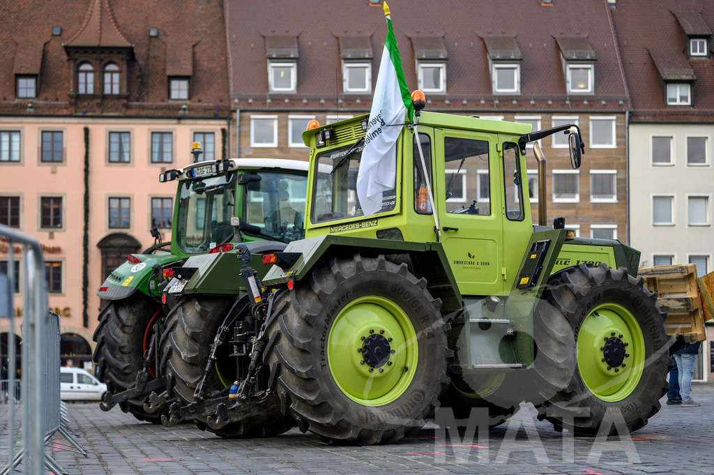 _DWA4389 | Bauerndemo gegen Agrarpolitik der Bundesregierung  auf dem Straße Obstmarkt und Hauptmarkt . Nürnberg, 08.01.2024 - Realisiert mit Pictrs.com