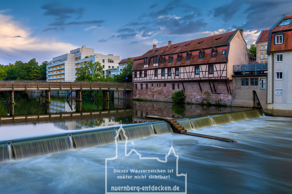 Abendstimmung an der Pegnitz in Nürnberg | Langzeitbelichtung am Großweidenmühlsteg in Nürnberg an einem Sommerabend.  - Realisiert mit Pictrs.com