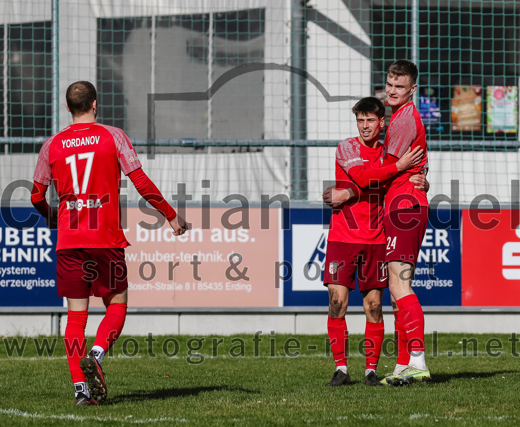 2024-02-24_086_FC_Schwaig_gegen_TSV_1880_Wasserburg | Oberding, Deutschland, 24.02.2024:
Fußball, 2. Runde Qualifikation TOTO-Pokal 2023 / 2024, 1. Spieltag, FC Schwaig gegen TSV 1880 Wasserburg, Endergebnis: 2:3

Daniel Yordanov (TSV 1880 Wasserburg, #17), Leon Simeth (TSV 1880 Wasserburg, #11), Matthias Rauscher (TSV 1880 Wasserburg, #24)

Foto: Christian Riedel / fotografie-riedel.net
