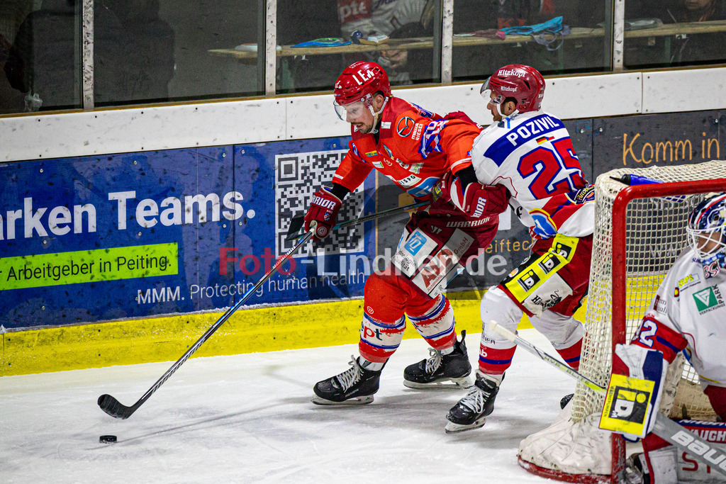 EC Peiting vs Deggendorfer SC | Eishockey Oberliga Süd Vorrunde 2024/2025, EC Peiting vs Deggendorfer SC, 20241228,Zweikampf,2024-12-28 in Peiting (Eisstadion)Marco HABERMANN (ECP 19), Ondrej POZIVIL (DSC 25)Copyright: WolfgangxLindner foto-lindner.de