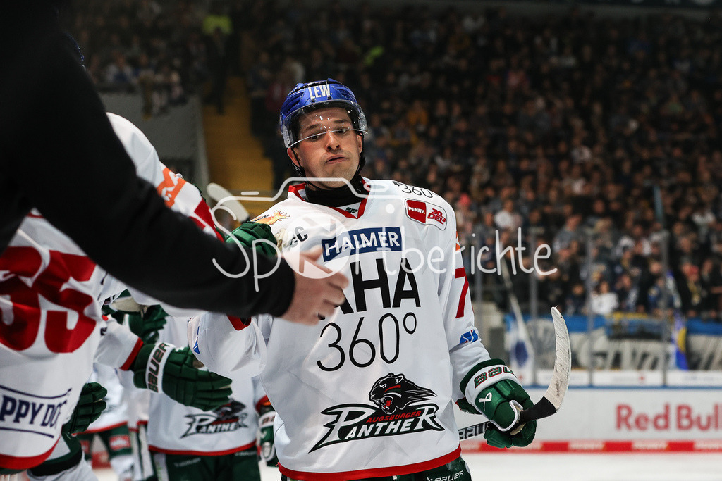 EHC München - Augsburger Panther | Jubel von Matthew PUEMPEL (AEV #73) nach seinem Tor zum 2-3 fuer die Panther / Freude / Torschuezte