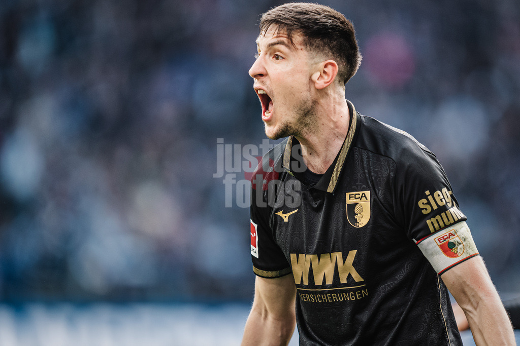 Fußball | Männer | Saison 2025/2026 | 1. Fußball-Bundesliga | 28. Spieltag | Hamburger SV vs. FC Augsburg | 04.04.2026 | Keven Schlotterbeck (#31, FC Augsburg) sauer