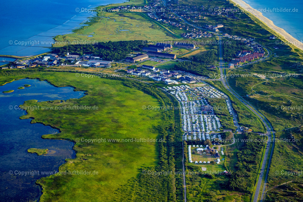 Sylt_Rantum_Campingplatz_Sonnenuntergang_ELS_7503130825 | RANTUM (SYLT) 13.08.2025 Campingplatz mit Wohnwagen und Zelten im Küstenbereich der Nordsee und dem Rantumbecken am Campingplatz in Rantum (Sylt) im Bundesland Schleswig-Holstein, Deutschland. Weiterführende Informationen bei: Campingplatz Rantum. // Campsite with caravans and tents in the coastal area of the North Sea and the Rantum Basin at the campsite in Rantum (Sylt) in the federal state of Schleswig-Holstein, Germany. Further information at: Campingplatz Rantum. Foto: Martin Elsen