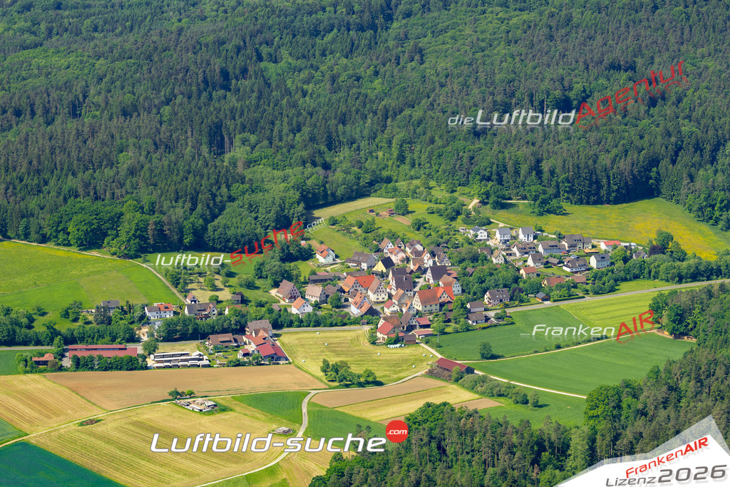 Das Luftbild zeigt Unterkrumbach Kirchensittenbach - Die Luftaufnahme wurde 2023 vom UL-Flugzeug aus erstellt ( keine Drohne ) - Hochauflösende Luftaufnahme - Für grossformatige Ausdrucke geeignet. Die Geschenkidee !Mit Lizenz und Bildrechte bestellbar