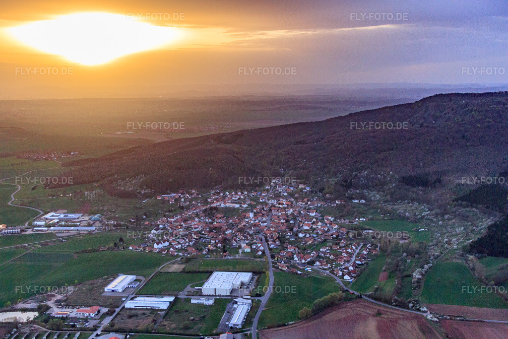 Luftbild: Dorfansicht mit Heym Fabrik von Osten bei Sonnenuntergang im Ortsteil Gleichamberg in Römhild im Bundesland Thüringen in Deutschland. – Foto: IMG_63859.jpg vom 03.04.2014 durch Werner Riehm/FLY-FOTO.de – Auflösung des Originals: 4752 x 3168 px