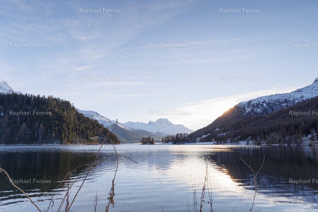 Lej da Silvaplana  | Erlebe eindrucksvolle Landschaftsfotografie aus dem Engadin und darüber hinaus. Raphael Fenner bietet zudem professionelle Fotoaufträge für Hochzeiten, Porträts und Unternehmen. Jetzt entdecken und inspirieren lassen!