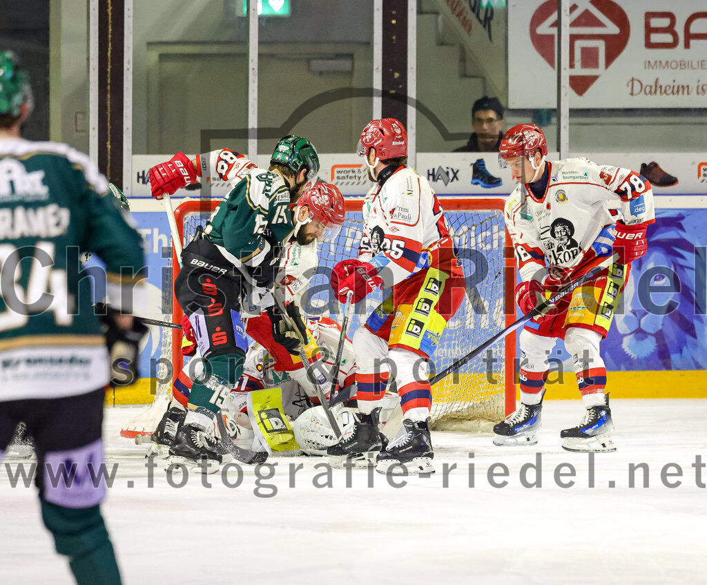 2026-02-20_089_TSV_Erding_gegen_Deggendorfer_SC | Erding, Deutschland, 20.02.2026:Eishockey, Oberliga Süd 2025 / 2026, 49. Spieltag, TSV Erding gegen Deggendorfer SC, Endergebnis: 4:1Elias Maier (Erding Gladiators, #15), Marcel Pfänder (Deggendorfer SC, #88), Torwart Timo Pielmeier (Deggendorfer SC, #51), Ondrej Pozivil (Deggendorfer SC, #25), Harrison Roy (Deggendorfer SC, #78)Foto: Christian Riedel / fotografie-riedel.net