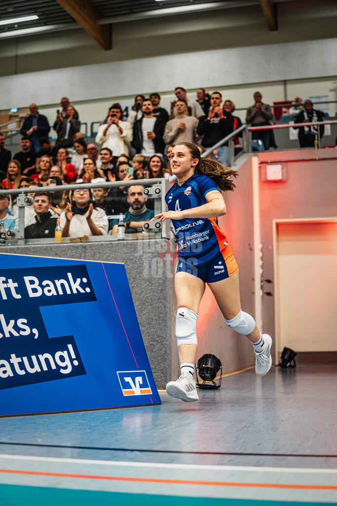 Volleyball | Frauen | Saison 2025/2026 | Volleyball Bundesliga | ETV Hamburger Volksbank Volleys vs. Dresdner SC | 15.11.2025 | Sarah Stiriz (#4, ETV Hamburger Volksbank Volleys) läuft in die Arena ein