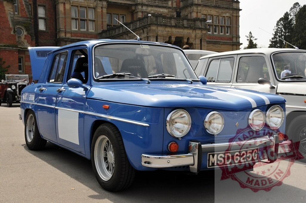 Renault 8 Gordini classic car at vintage automobile show | Blue Renault 8 Gordini rally car parked at a classic car event - Realisiert mit Pictrs.com
