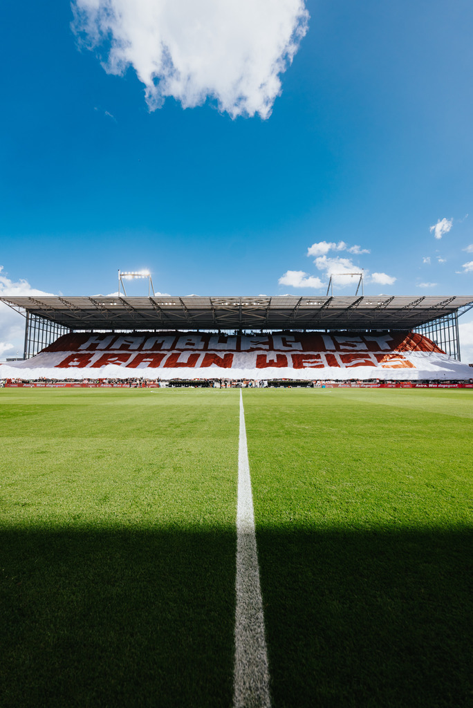 _STP4836 | Der offizielle Shop für FC St. Pauli Fotos. Wähle aus Spielszenen & Fanmomenten dein FCSP Wunschformat. Wir liefern Millerntor-Atmosphäre.