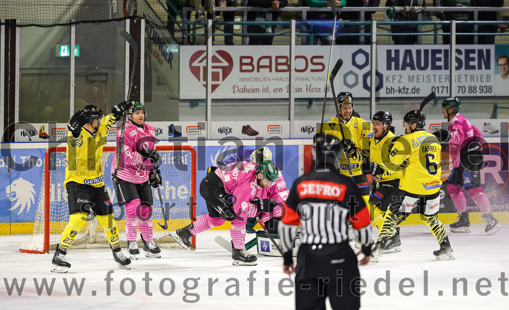 2025-10-10_134_TSV_Erding_gegen_onesto_Tigers_Bayreuth | Erding, Deutschland, 10.10.2025:Eishockey, Oberliga Süd 2025 / 2026, 7. Spieltag, TSV Erding gegen onesto Tigers Bayreuth, Endergebnis: 2:5Aiden Brown (onesto Tigers Bayreuth, #23), Thomas Brandl (Erding Gladiators, #12), Markus Eberhardt (Erding Gladiators, #94), Torwart Leon Meder (Erding Gladiators, #39)Foto: Christian Riedel / fotografie-riedel.net