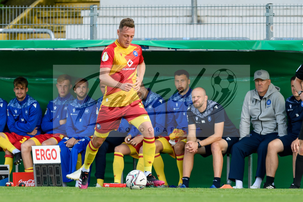 LOTKSC20210809_132 | Fussball, Herren: Robin Bormuth (Karlsruher SC) in Aktion, am Ball, Einzelaktion beim Spiel der 1. Runde im DFB-Pokal zwischen SF Lotte und Karlsruher SC im Stadion am Lotter Kreuz am 09.08.2021 in Lotte, Deutschland.DFB / DFL REGULATIONS PROHIBIT ANY USE OF PHOTOGRAPHS AS IMAGE SEQUENCES AND/OR QUASI-VIDEO. - Realisiert mit Pictrs.com