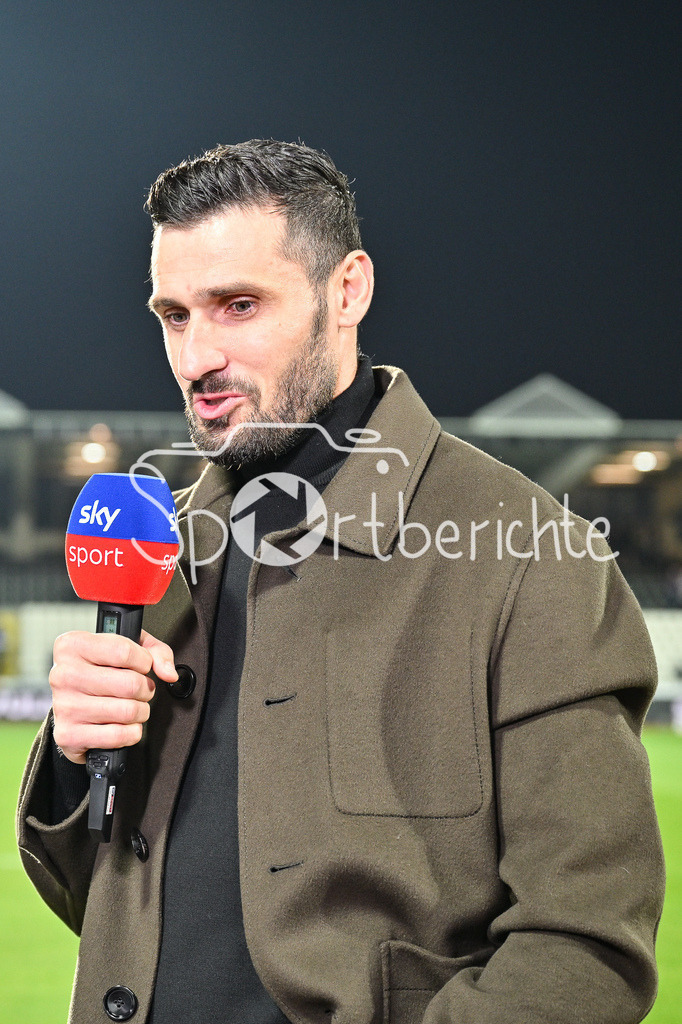 SSV Ulm 1846 Fussball - FC Schalke 04 | SKY Sport Experte Daniel CALIGIURI mit Mikrofon / Freisteller / Einzelfoto / 2. Bundesliga: SSV Ulm 1846 Fussball - FC Schalke 04, Donaustadion am 01.11.2024