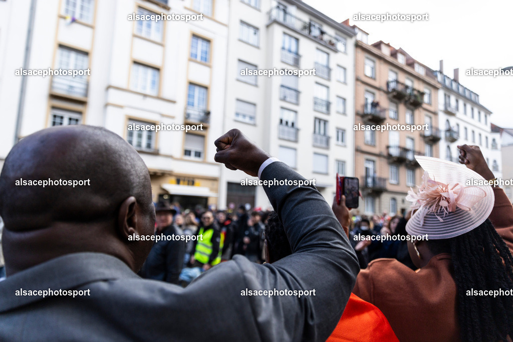 9L6A5452 | Strasbourg, France, 24 octobre 2026. Des manifestants affrontent les forces de l’ordre lors d’une mobilisation dans le centre-ville de Strasbourg. Des policiers interviennent pour disperser des groupes de manifestants, tandis que des gaz lacrymogènes sont utilisés. Des affrontements, des jets de projectiles et des dégradations sont observés dans plusieurs rues. Des barricades et des véhicules en feu témoignent de la tension qui règne en marge de la mobilisation. - Realisiert mit Pictrs.com
