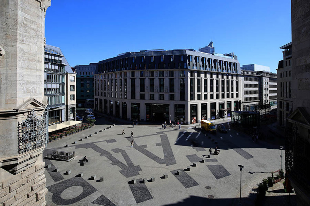 Burgplatz - Blick zum Petersbogen | Entdecke über 20 Kategorien Leipzig-Motive: Foto-Downloads, hochwertige Poster, Leinwand- & Fine-Art-Prints. Jetzt Lieblingsfoto im Bildlexikon Leipzig Shop bestellen!