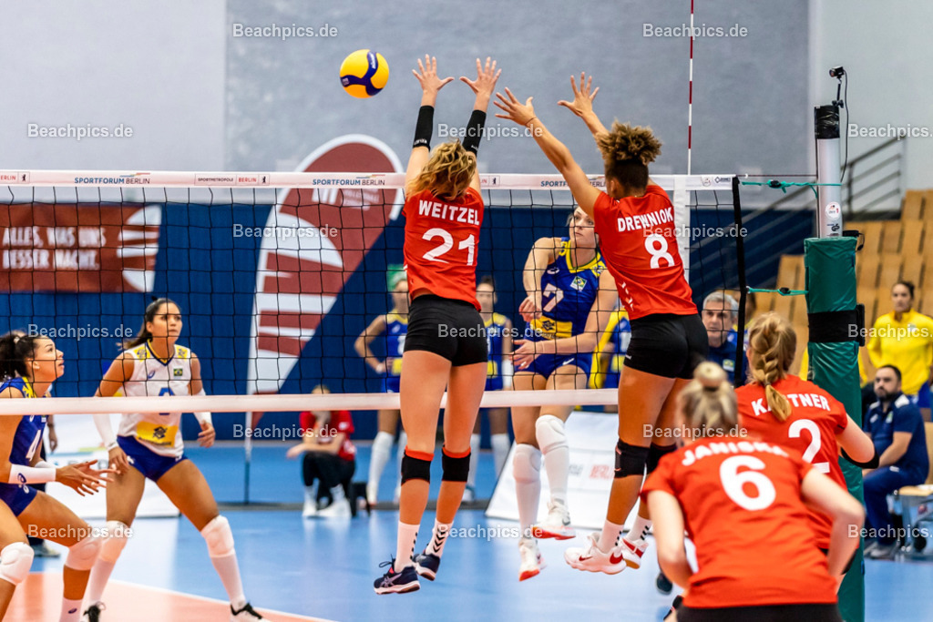 2022-00063282-Testspiel-Deutschland-Brasilien | Block Camilla WEITZEL #21 (Mittelblock) GER, Kimberly DREWNIOK #8 (Diagonal) GER, gegen Angriff Rosamaria MONTIBELLER #7 BRA,  17.09.2022; Berlin Foto: Gerold Rebsch - www.beachpics.de

