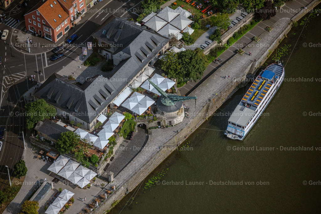 4047614 | WüRZBURG 21.08.2021 Passagier- und Fahrgast- Schiff vor dem Gastronomie - Restaurant - Gebäude mit dem " Brauerei-Gasthof Alter Kranen " im Ortsteil Altstadt in Würzburg im Bundesland Bayern, Deutschland. Weiterführende Informationen bei: Alter Kranen GmbH,  Locanda Würzburg GmbH,  Veitshöchheimer Personenschifffahrt GmbH. // Passenger ship in front of the gastronomy - restaurant - building with the " Brauerei-Gasthof Alter Kranen " in the district Altstadt in Wuerzburg in the state Bavaria, Germany. Further information at: Alter Kranen GmbH,  Locanda Wuerzburg GmbH,  Veitshoechheimer Personenschifffahrt GmbH,  Locanda Wuerzburg GmbH,  Veitshoechheimer Personenschifffahrt GmbH. Foto: Gerhard Launer