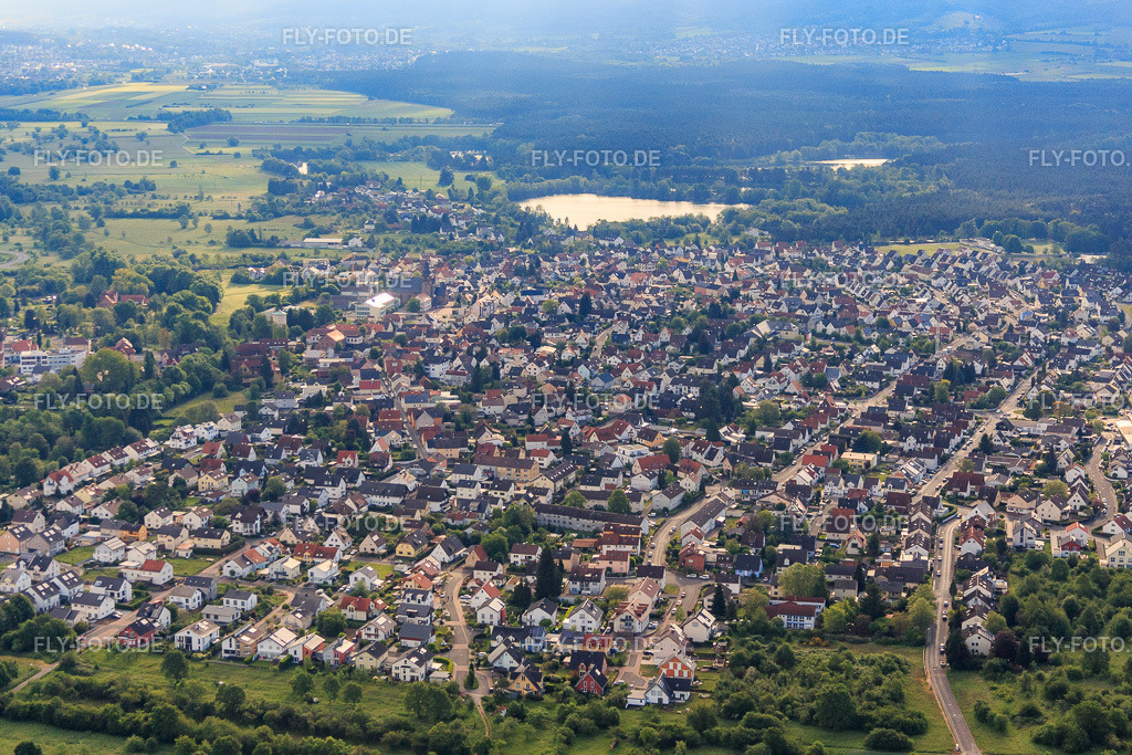 Stadtübersicht aus Westen vor dem Nachtweidesee | Luftbild: Stadtübersicht aus Westen vor dem Nachtweidesee in Kahl am Main im Bundesland Bayern in Deutschland. Foto: IMG_088761.jpg vom 20.05.2016 durch Werner Riehm/FLY-FOTO.de - Realisiert mit Pictrs.com