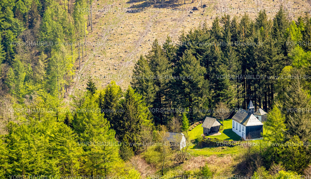 Schmallenberg240505066Boedefeld | Luftbild, Kreuzbergkapelle Bödefeld
Waldkapelle, Waldgebiet mit Waldschäden, Bödefeld, Schmallenberg, Sauerland, Nordrhein-Westfalen, Deutschland