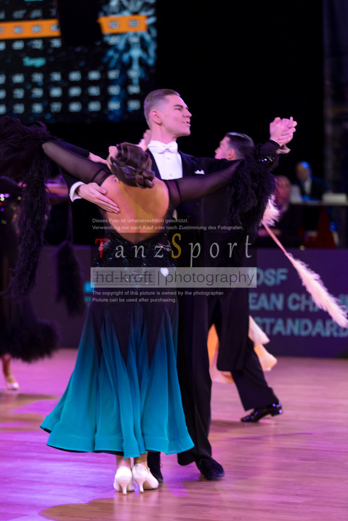 20241215_WDSF_Int_Open_Std-Riga-8654 | Tanzsportbilder, Standardtanz, Lateintanz, WDSF, DTV, LTVB, dancecomp, goc, hessen tanzt, blaues band der spree, walzer, tango, wiener walzer, slowfox, quickstepp, samba, rumba, cha-cha-cha, paso doble. jive, hd-kroft photography, turniertanzsport