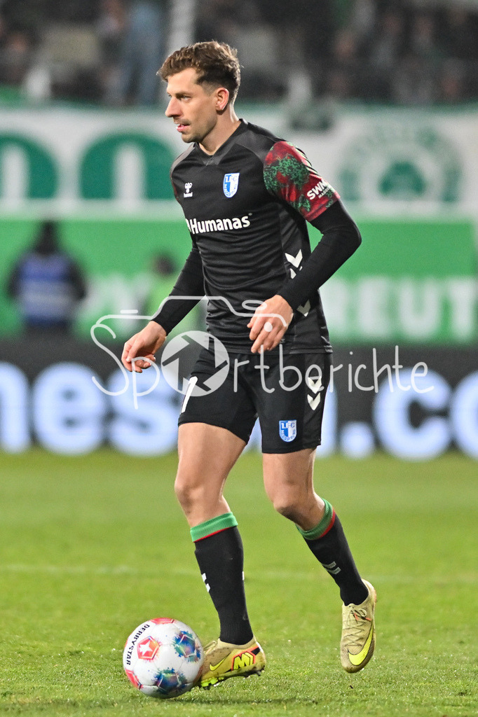SpVgg Greuther Fürth - 1. FC Magdeburg | FUERTH, GERMANY - 06. FEBRUARY: am Ball Alexander NOLLENBERGER (1. FC Magdeburg 17) Einzelfoto / Freisteller während dem Match zwischen der SpVgg Greuther Fürth und dem 1. FC Magdeburg am 21. Spieltag der 2. Bundesliga im Sportpark Ronhof Thomas Sommer