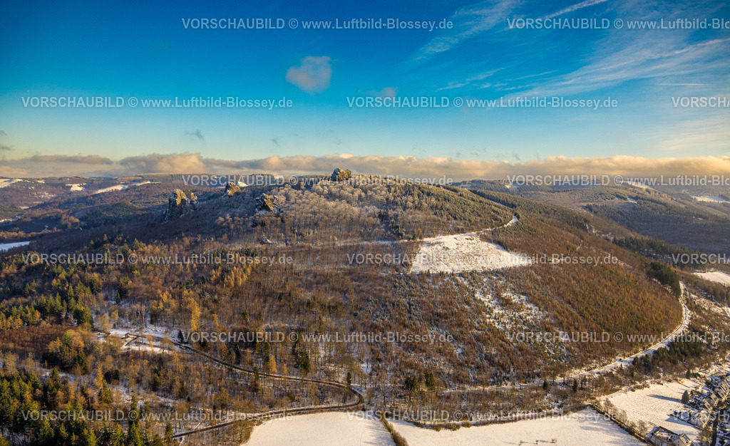 Olsberg231200820BruchhauserSteine | Luftbild, Bruchhauser Steine mit Gipfelkreuz, vier Felsen mit Namen Ravenstein, Goldstein, Bornstein und Feldstein mit Gipfelkreuz, Sehenswürdigkeit in Winterlandschaft, Wolken und blauer Himmel, Bruchhausen, Olsberg, Sauerland, Nordrhein-Westfalen, Deutschland