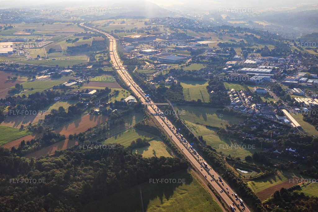 Luftbild: Autobahn Stau über Pforzheim auf der A8 im Ortsteil Nordstadt in Pforzheim im Bundesland Baden-Württemberg in Deutschland. Foto: IMG_092269.jpg vom 01.08.2016 durch Werner Riehm/FLY-FOTO.de