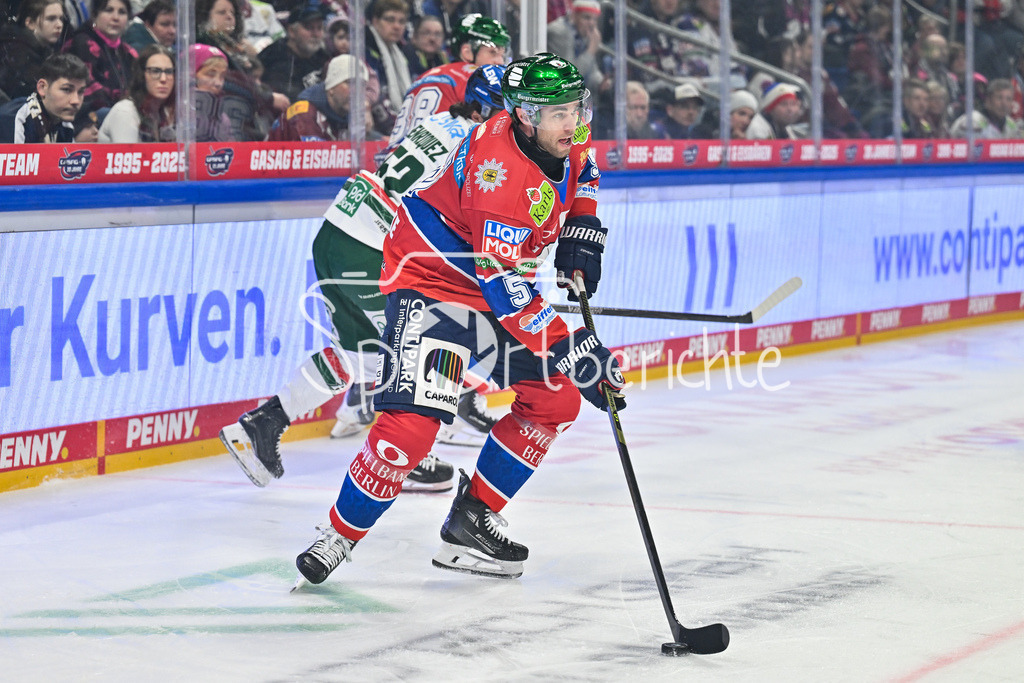 Eisbären Berlin - Augsburger Panther | BERLIN, GERMANY - 04. JANUARY: am Puck Michell REINKE (Eisbären Berlin 5) während dem Match zwischen den Eisbären Berlin und den Augsburger Panthern am 36. Spieltag der Penny DEL in der UBER Arena