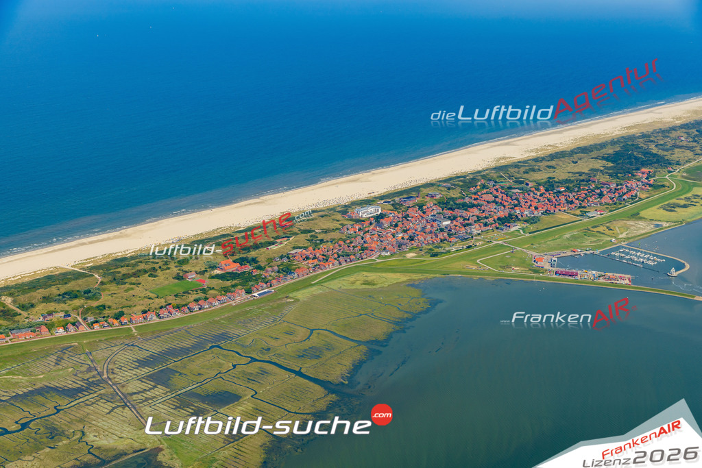 Schrägluftbild  Ufer  Juist - Das Luftbild wurde 2025 vom UL-Flugzeug heraus erstellt (ohne Drohne- keine Drohnenaufnahme ) - Hochauflösende Luftaufnahme -Nicht vergleichbar mit Google Maps oder Satelittenbilder- Die Geschenkidee !Mit Lizenz und Bildrechte bestellbar