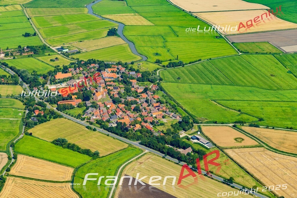 Pilsum Krummhörn Bild- Das Luftbild wurde 2025 vom UL-Flugzeug heraus erstellt ( keine Drohne bzw. Drohnenaufnahme ) - Hochauflösende Luftaufnahme -Nicht vergleichbar mit Google Maps oder Satelittenbilder- Die Geschenkidee !Mit Lizenz und Bildrechte bestellbar - CC