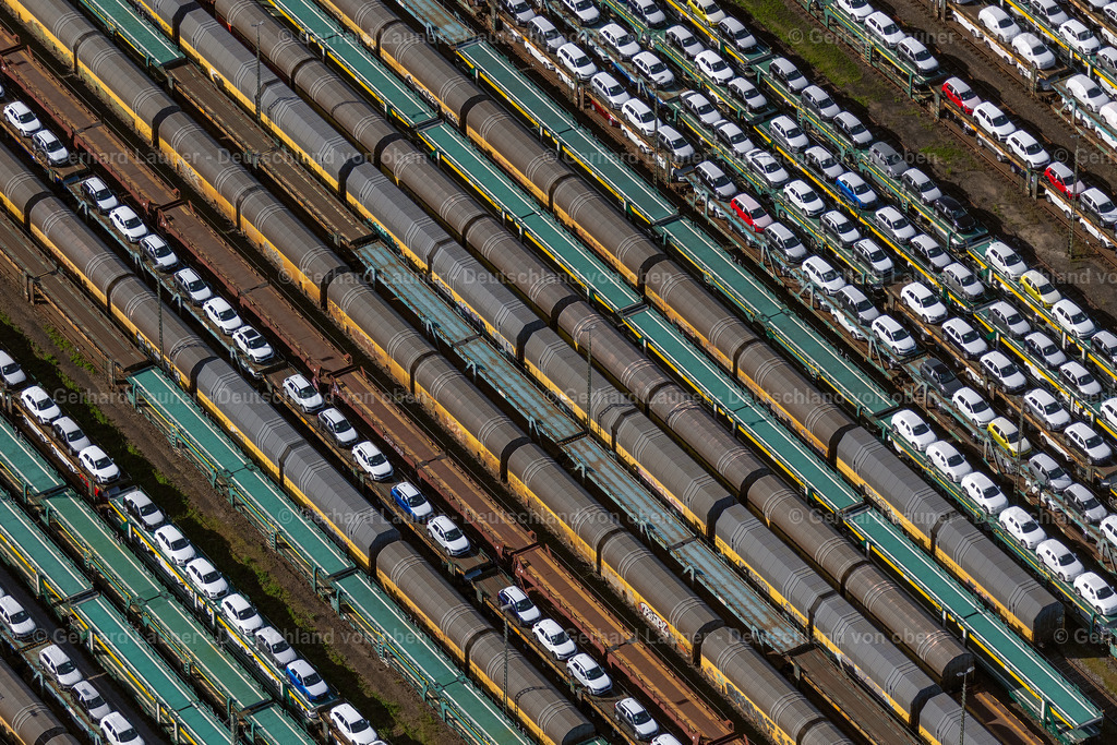 4030096 | BREMEN 01.06.2020 Schienen- und Gleisstrecken auf den Abstellgleisen und Rangierstrecken des Rangierbahnhofes und Güterbahnhof mit Auto- und Neuwagentransporten in Bremen, Deutschland. // Marshalling yard and freight station with car and new car transport in Bremen, Germany. Foto: Gerhard Launer